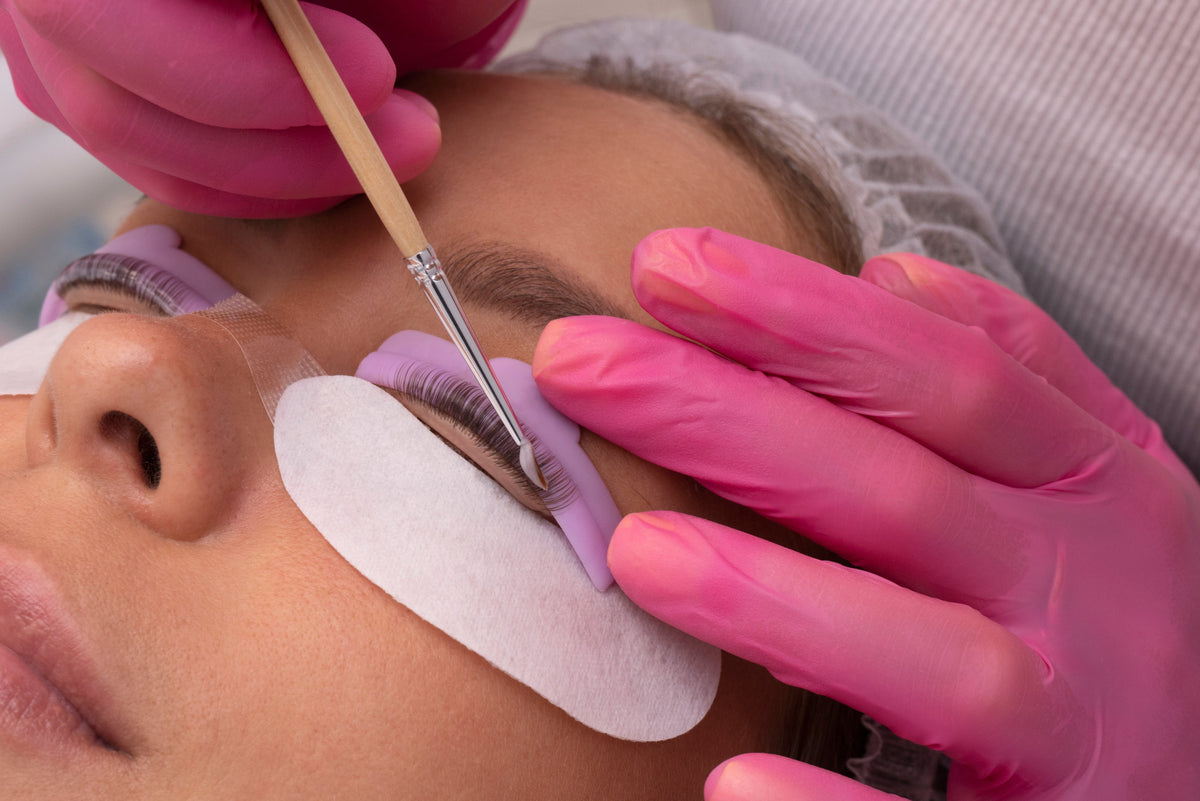 Lash Lift & Tint Aftercare: When to Start Growth Serum & How to Maintain Curl Without Snapping